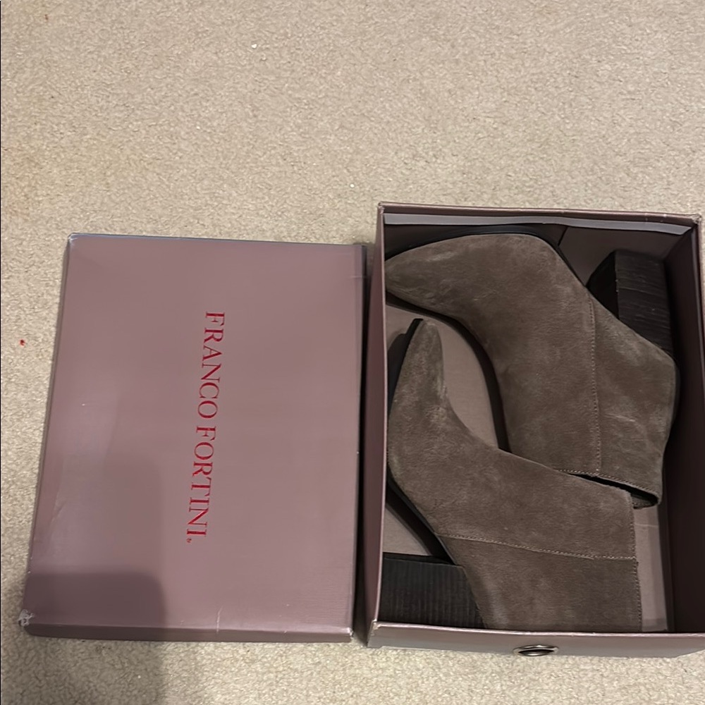 NEW IN BOX Franco Fortini Women's Taupe Ankle Boots